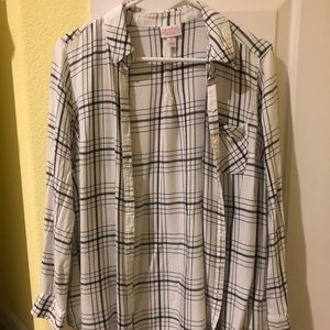 5 for $15. 💙 Isabel Maternity White and Black plaid shirt
